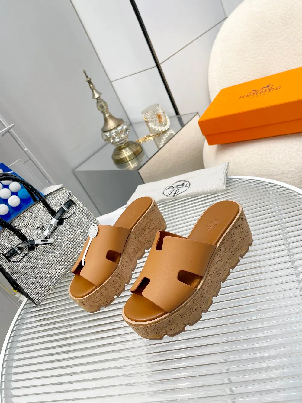 👟👟Ex-factory price 540👟👟 High version of the 2024 spring and summer new HERMES Hermès counter new style. The wedge-heeled Erjiu sandals and slippers, which have been extremely popular recently, are paired with various colorful socks. They are very trendy. Upper: cowhide. Outsole: technological imitation wood sole. Heel height: about 7cm. Size: Female 35-41 (40/41 non-refundable and non-exchangeable)